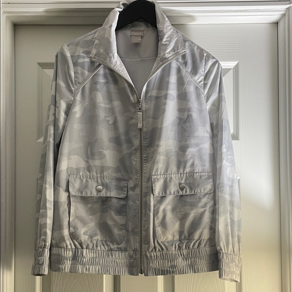 Chico’s Zenergy sz 0=Small soft gray camouflage zip front jacket. Exc condition